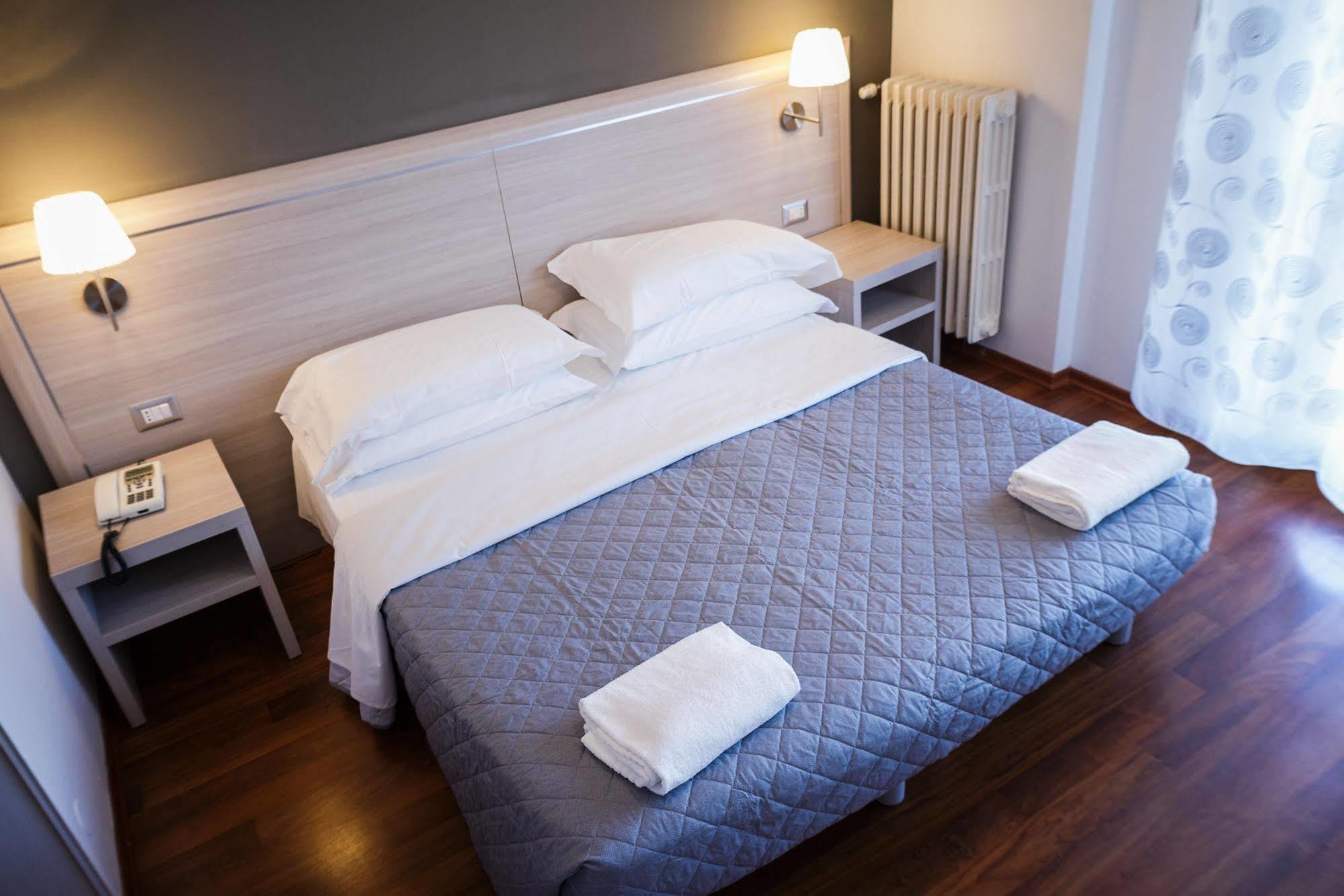 Twelve Hotel Moncalieri Oda fotoğraf