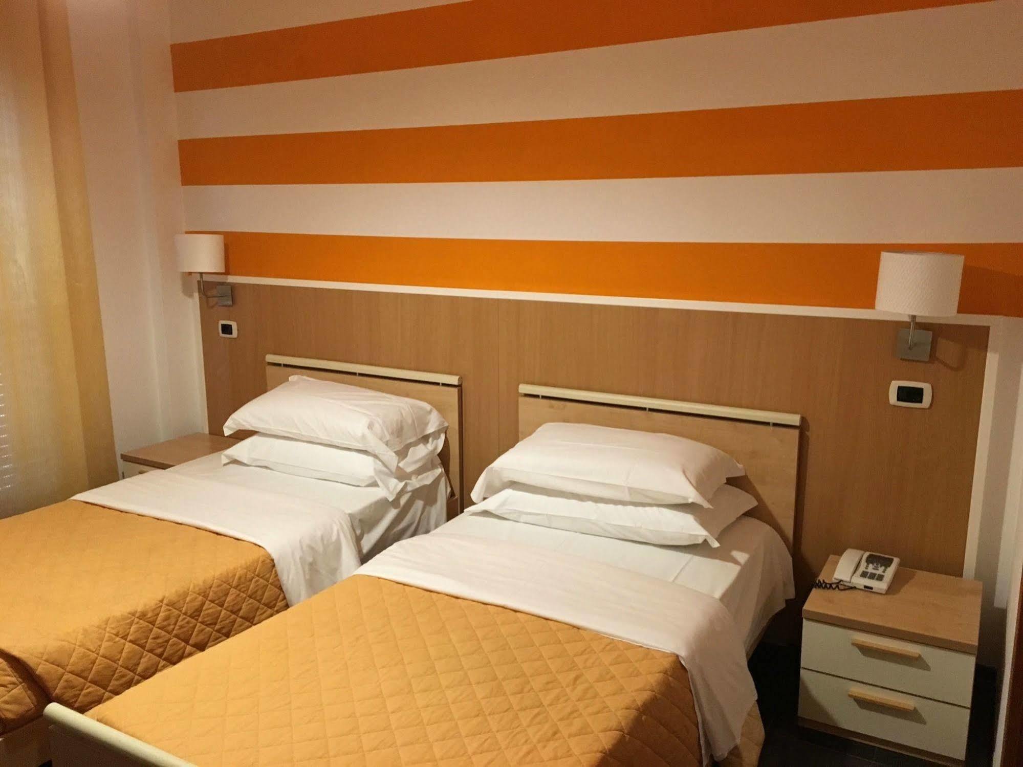 Twelve Hotel Moncalieri Oda fotoğraf
