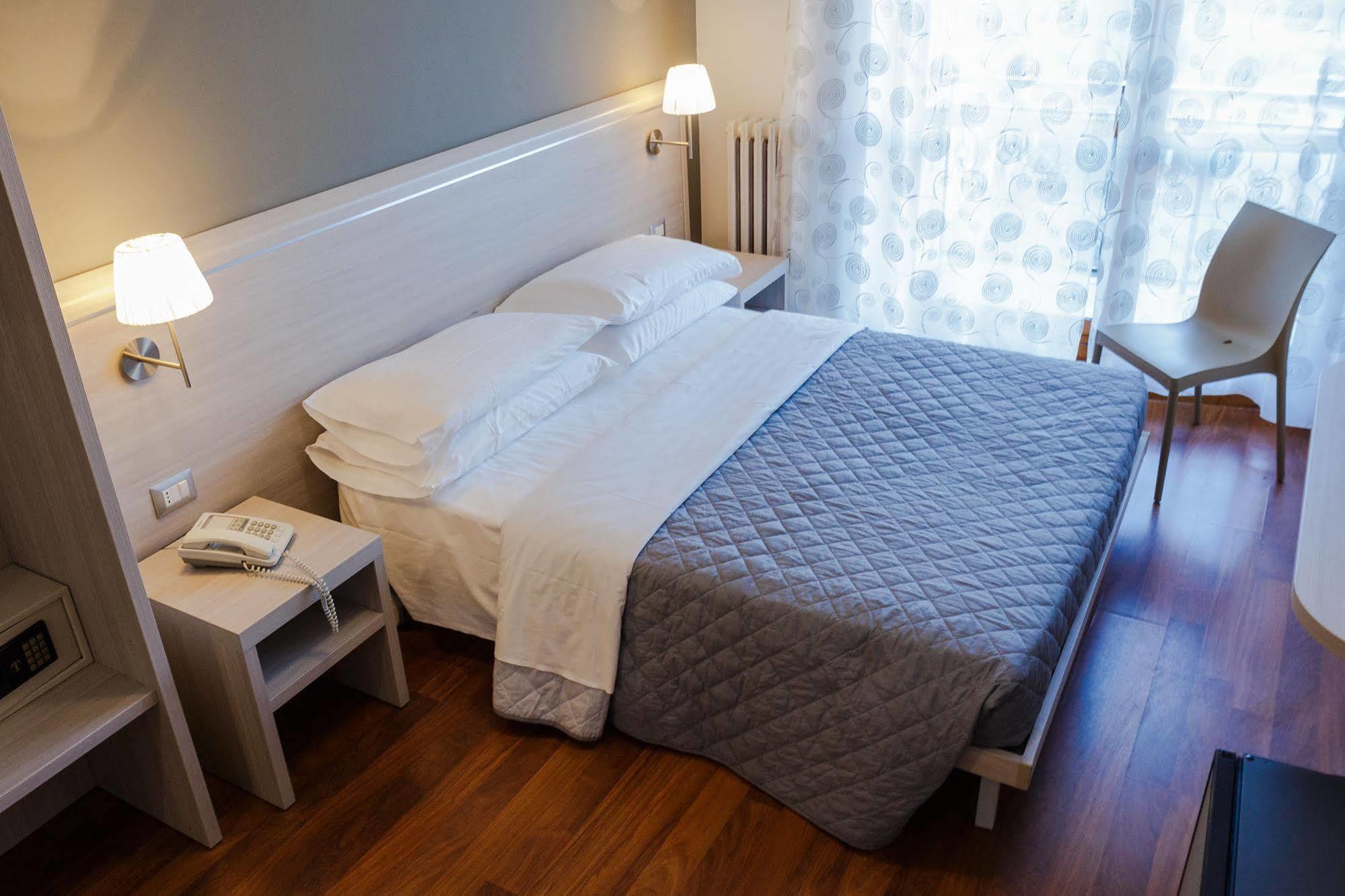 Twelve Hotel Moncalieri Oda fotoğraf